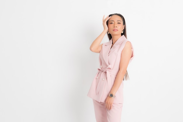 Estilo de moda catálogo roupas para mulher de negócios cabelo comprido preto maquiagem natural usar terno rosa traje corpo perfeito