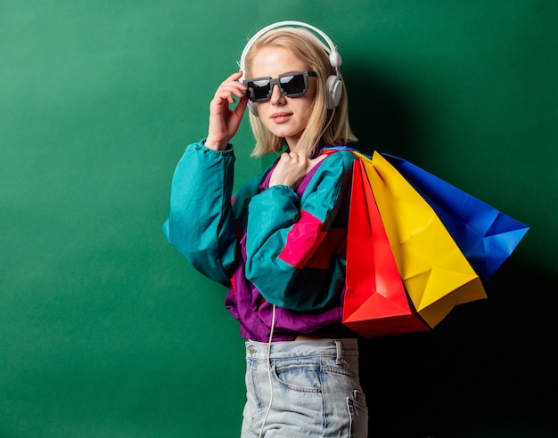 Estilo de mulher nos anos 90 roupas punk com sacolas de compras