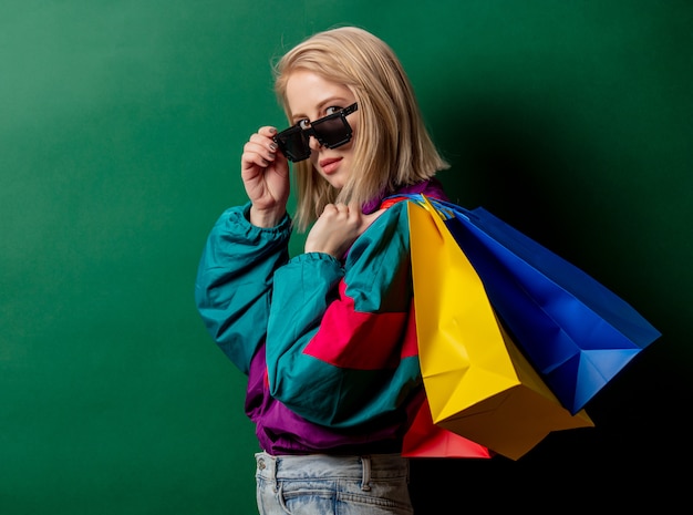 Estilo de mulher nos anos 90 roupas punk com sacolas de compras