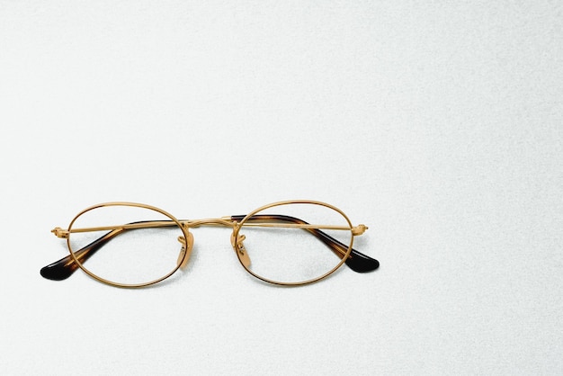Estilo de óculos da moda emoldurado isolado no fundo branco