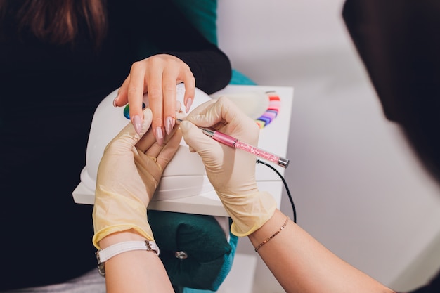 Estilo de unha polonês de unha. manicure colorido, unhas de pintura de laca colorida cosmética.