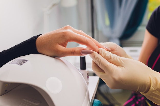 Estilo de unha polonês de unha. Manicure colorido, unhas de pintura de laca colorida cosmética.