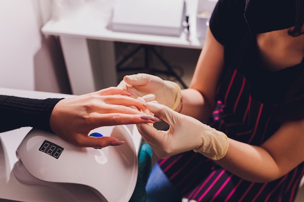 Foto estilo de unha polonês de unha. manicure colorido, unhas de pintura de laca colorida cosmética.