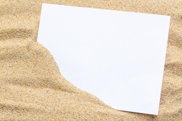 Estilo de verão com papel em branco vazio em um fundo de cartão branco de areia do mar para adicionar texto Conceito de verão de pano de fundo