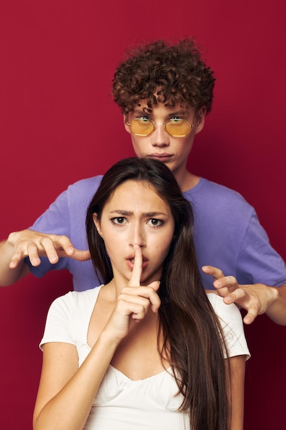 Estilo de verão jovem e garota posando fundo vermelho de emoções de moda