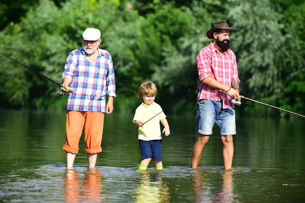 Estilo de vida ativo ao ar livre Dia dos homens Família multigeração masculina Vovô e neto estão pescando com mosca