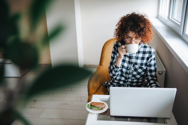 Estilo de vida da mulher moderna compras online estilo de vida quarentena