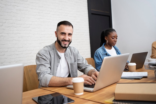 Foto estilo de vida das pessoas no escritório