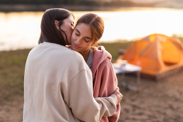 Foto estilo de vida das pessoas que vivem no camping