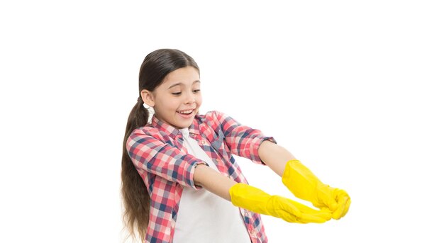 Estilo de vida de dona de casa. hora de lavar. anúncio de suprimentos de limpeza. menina limpando em luvas de borracha. criança limpa a casa com luvas de látex. luvas amarelas para limpar a casa. conceito de trabalho doméstico.