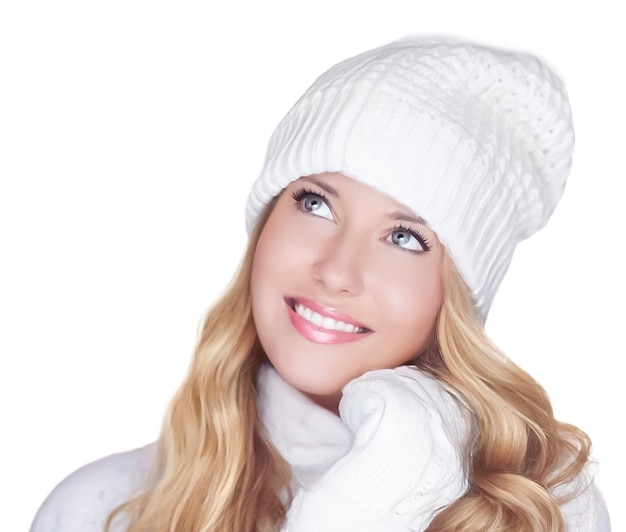 Estilo de vida de férias de inverno e moda linda mulher feliz em fundo branco isolado Natal Ano Novo e retrato de feriados