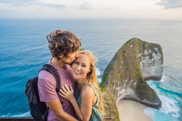 Estilo de vida de férias em família Casal feliz homem e mulher ficam no ponto de vista Olhe para a bela praia sob um penhasco alto Destino de viagem em Bali Lugar popular para visitar na ilha de Nusa Penida