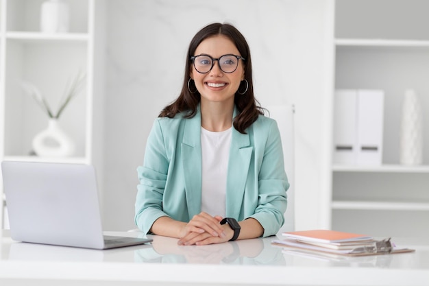 Foto estilo de vida de mulher de negócios feliz milenar dama europeia de óculos usa computador
