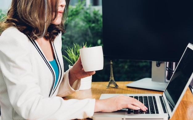 Estilo de vida de mulher de negócios jovem usando computador portátil