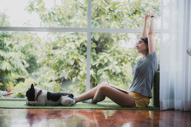 Estilo de vida de mulher para relaxar em casa feliz e sorrir com relaxamento de atividade interna