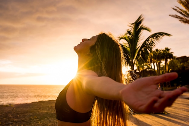 Estilo de vida de pessoas saudáveis aproveitando o pôr do sol e atividades físicas sozinhas