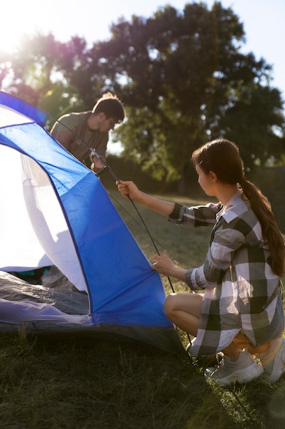 Foto estilo de vida de pessoas viajando e acampando