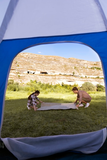 Foto estilo de vida de pessoas viajando e acampando