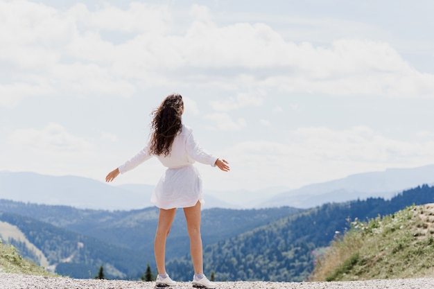 estilo de vida de uma garota atraente. Mulher jovem caminhando, caminhando nas montanhas e sorrindo