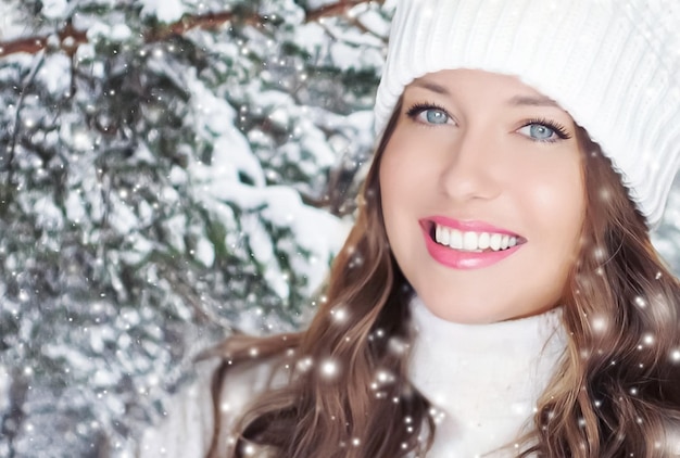 Foto estilo de vida de viagem de férias de inverno e moda linda mulher feliz e natureza de floresta nevada estância de esqui e atividade de lazer ao ar livre natal ano novo e retrato de férias