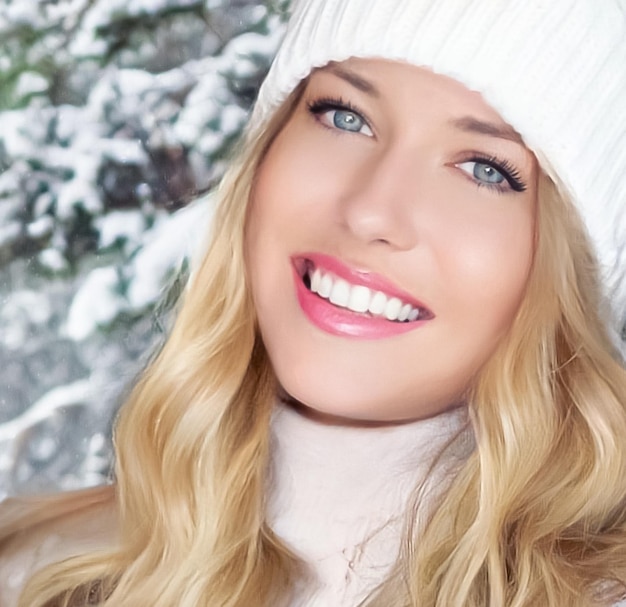 Estilo de vida de viagem de férias de inverno e moda linda mulher feliz e natureza de floresta nevada estância de esqui e atividade de lazer ao ar livre Natal Ano Novo e retrato de férias