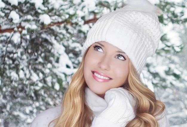 Estilo de vida de viagem de férias de inverno e moda linda mulher feliz e natureza de floresta nevada estância de esqui e atividade de lazer ao ar livre Natal Ano Novo e retrato de férias