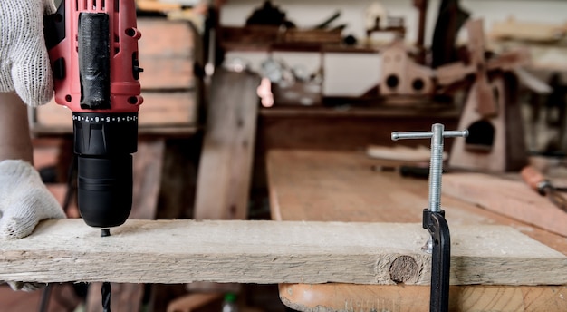 Estilo de vida diário do homem em casa. Carpintaria e casa de pássaros de madeira vintage DIY para decoração de jardins. Oficina de carpinteiro e artesão.