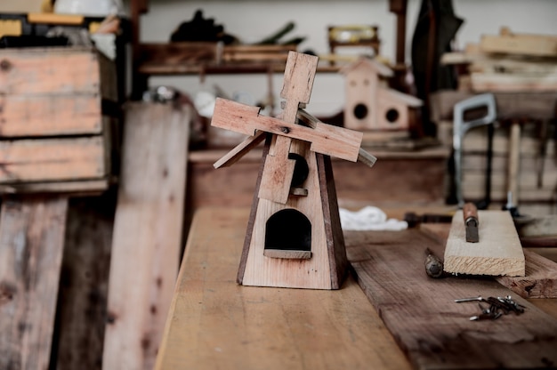 Estilo de vida diário do homem em casa. carpintaria e casa de pássaros de madeira vintage diy para decoração de jardins. oficina de carpinteiro e artesão.