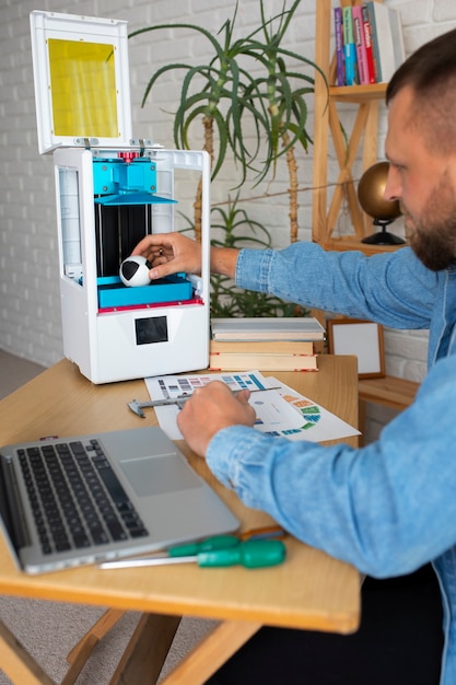 Estilo de vida do designer usando uma impressora 3D.