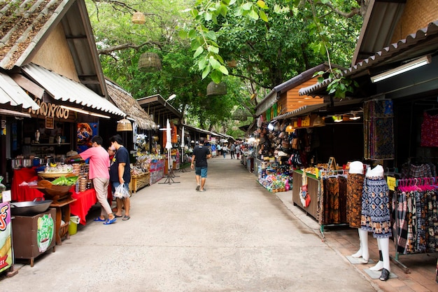 Estilo de vida do vendedor ambulante tradicional tailandês que vende produtos locais comida no mercado local do bazar da rua Luang Pu Thuad para viajantes visitam e comem bebidas em 28 de maio de 2023 em Ayutthaya, Tailândia