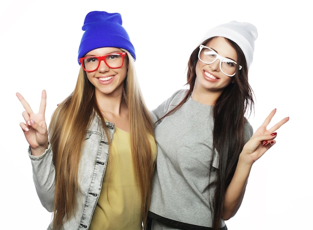 Estilo de vida e conceito de pessoas Duas jovens amigas juntas e se divertindo olhando para a câmera