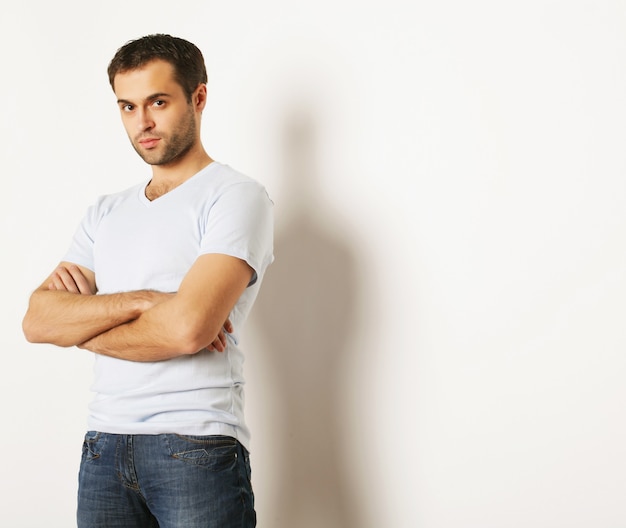 Estilo de vida e conceito de pessoas: homem bonito com camisa azul clara, estúdio tiro sobre fundo branco.