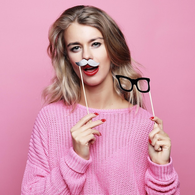 Estilo de vida e conceito de pessoas jovem brincalhão pronta para a festa Fundo rosa