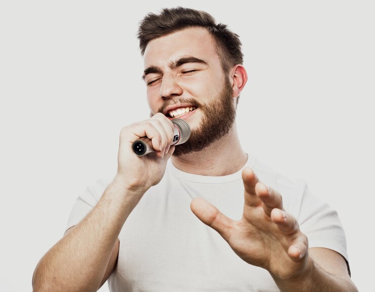 Foto estilo de vida e conceito de pessoas jovem cantando com microfone