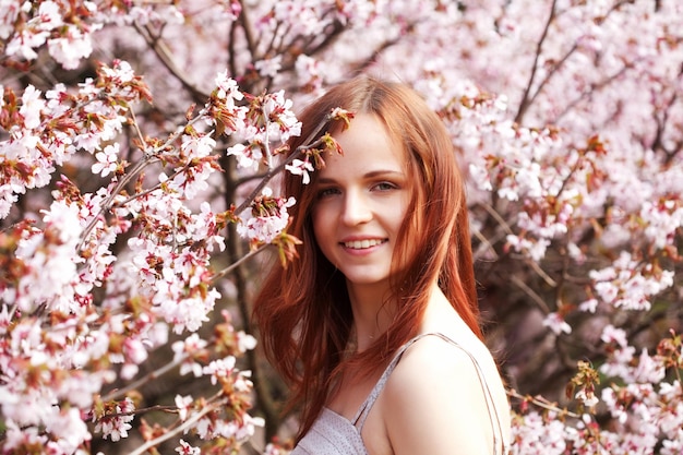 Estilo de vida e conceito de pessoas Linda jovem no jardim florido Sakura e primavera