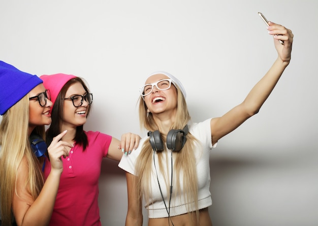 Estilo de vida e conceito de pessoas: melhores amigas de garotas hipster tirando selfie