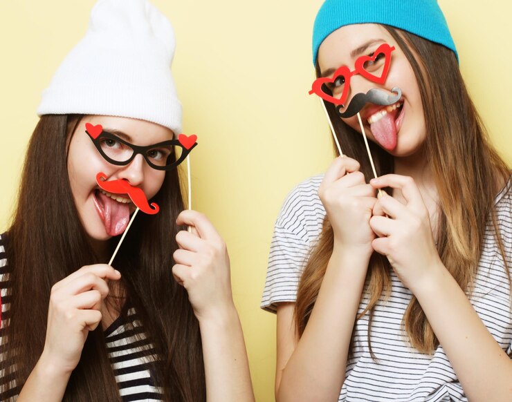 Foto estilo de vida e conceito de pessoas meninas elegantes melhores amigas prontas para festa