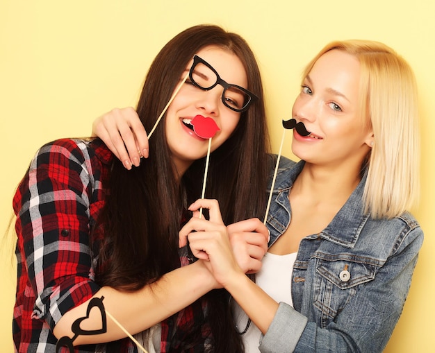 Estilo de vida e conceito de pessoas meninas elegantes melhores amigas prontas para festa