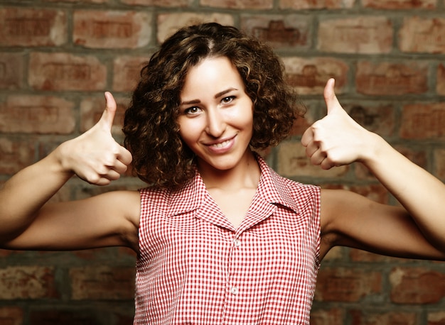 Foto estilo de vida e conceito de pessoas: mulher feliz desistindo polegar