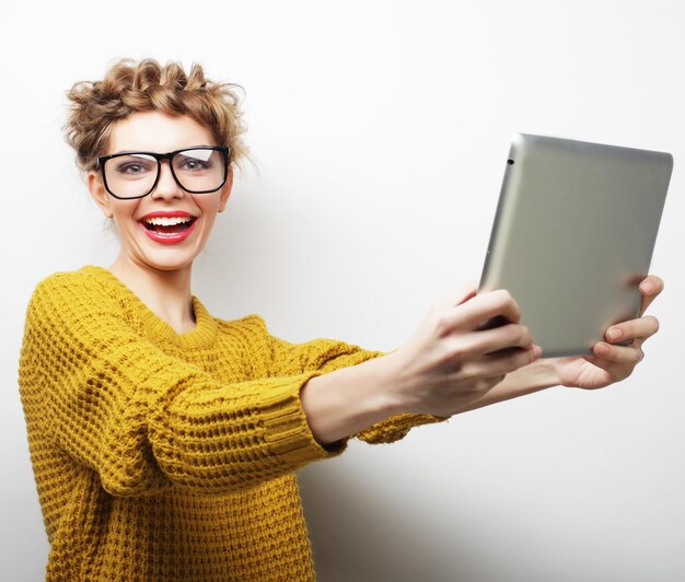 estilo de vida e conceito de pessoas mulher feliz tirando selfie com tablet digital