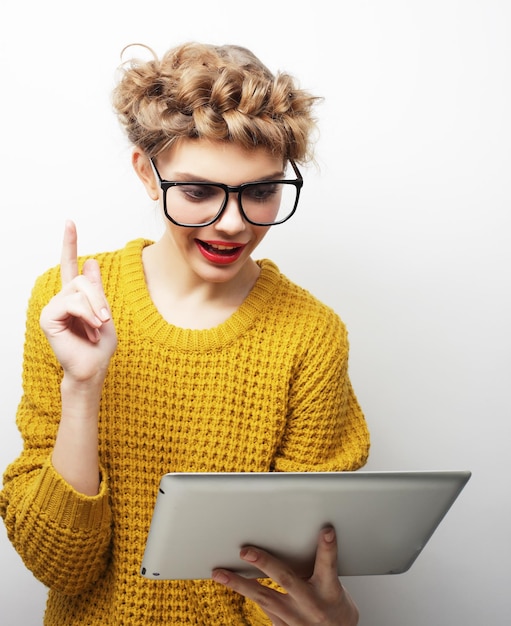 estilo de vida e pessoas conceito adolescente feliz usando óculos com tablet PC computador