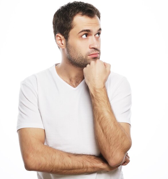 Foto estilo de vida e pessoas conceito homem bonito em camisa branca estúdio tiro isolado em fundo branco