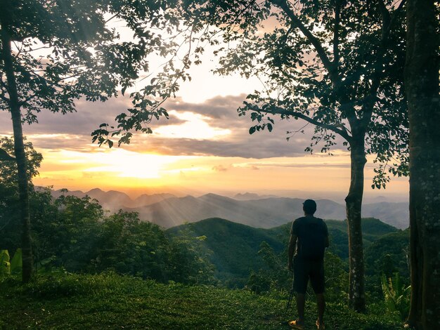 Estilo de vida fotográfico e felicidade na natureza na montanha