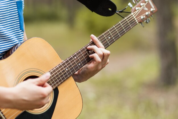estilo de vida musical. homem tocando violão. instrumentos de artista.