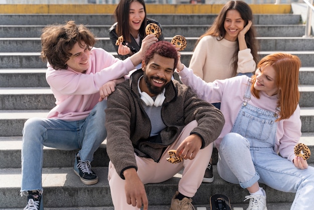 Foto estilo de vida na cidade com jovens