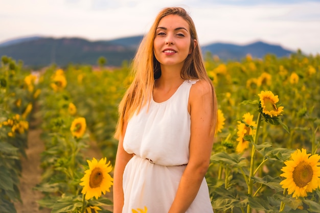 Estilo de vida na cidade de Pamplona, retrato de uma jovem garota caucasiana linda em um campo de girassóis