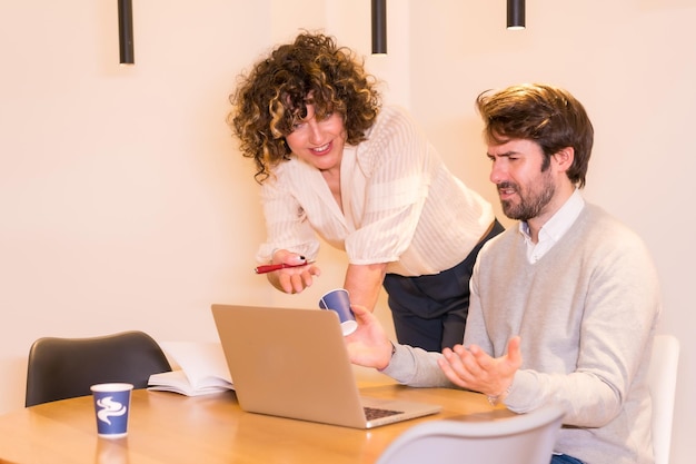 Estilo de vida no escritório o trabalhador não entende as instruções do chefe na reunião de trabalho à mesa