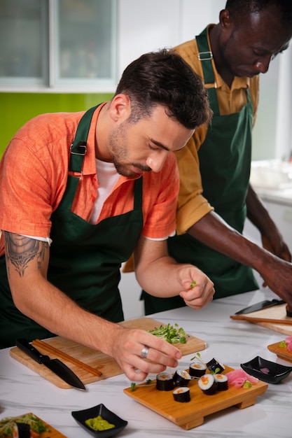 Foto estilo de vida: pessoas aprendendo a fazer sushi