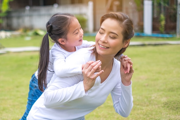 Estilo de vida retrato asiática mãe e filha em happines no exterior no parque