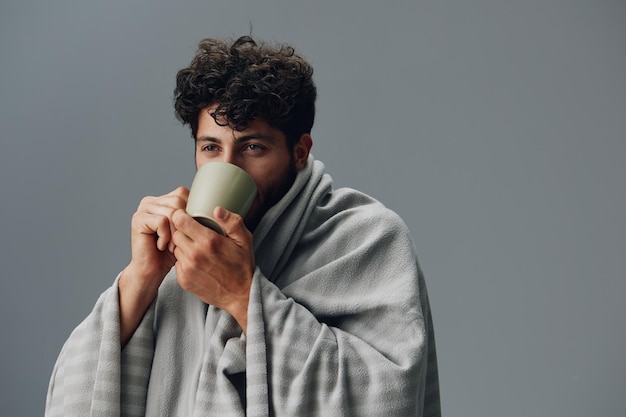 Estilo de vida retrato de homem jovem bebendo rosto adulto barba pessoa caucasiano bonito